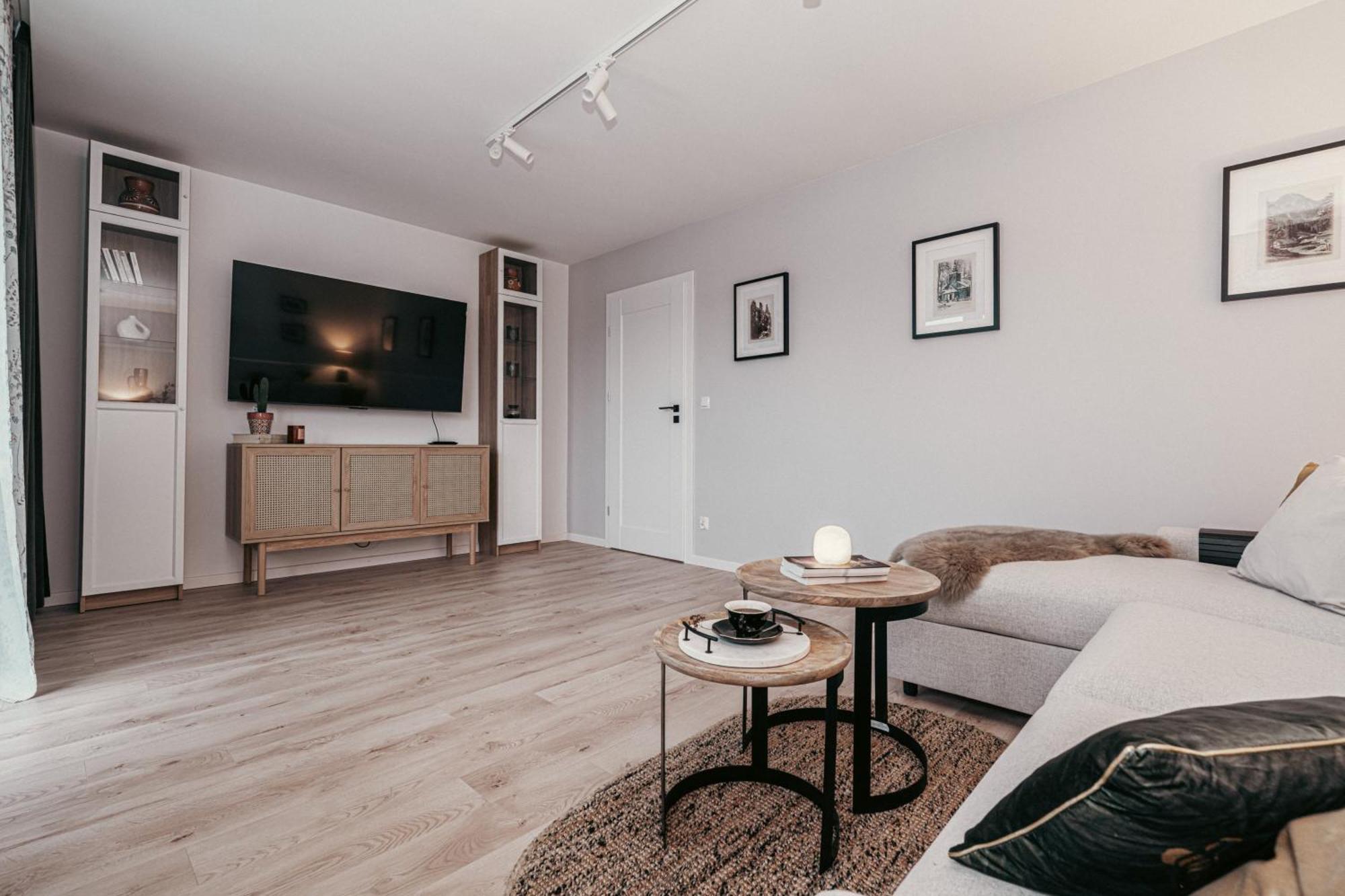 Deluxe One-Bedroom Apartment City View